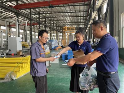 深藍(lán)自動纏繞包裝機(jī)廠家為一線員工“送清涼”