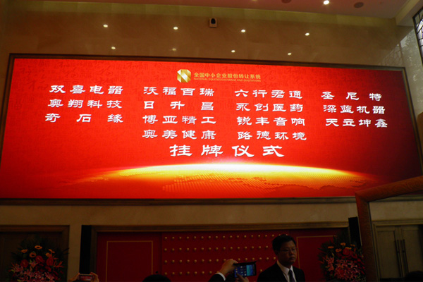 懸臂式纏繞包裝機(jī) 懸臂式纏繞包裝機(jī)