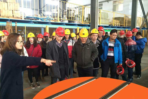 深藍機器公司領導為高校學生授課