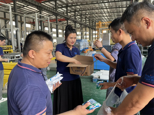 深藍(lán)自動(dòng)纏繞包裝機(jī)廠家為一線員工“送清涼” 深藍(lán)自動(dòng)纏繞包裝機(jī)廠家為一線員工“送清涼”