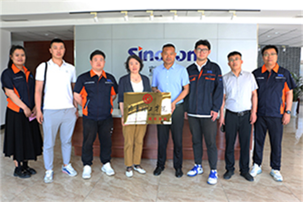 齊魯理工學(xué)院與山東深藍(lán)機(jī)器股份有限公司舉行校企合作簽約暨授牌儀式